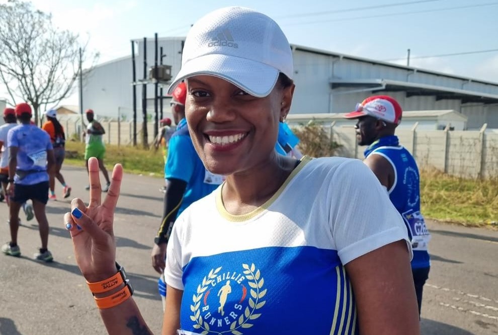 Der Comrades-Marathon war für Katlego von Pepperl+Fuchs Setwaba ein emotionales Auf und Ab. Hier steht sie und lächelt in die Kamera. Sie trägt ihr Sportoutfit und ist bereit für den Lauf.