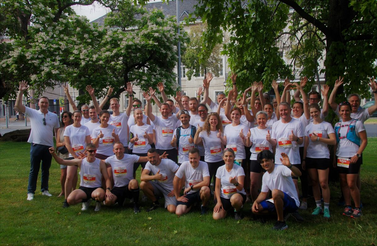 Gruppenfoto vom Pepperl+Fuchs Athletic Team beim BAUHAUS Firmenlauf Mannheim 2023. Alle Teammitglieder heben dabei die Arme in die Höhe oder machen ihren Daumen hoch.