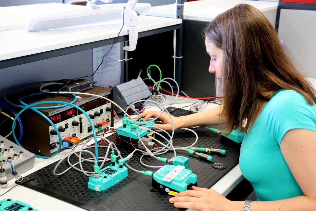 Elena beim Testen eines kontaktlosen Datenaustauschs zwischen einem RFID-Transponder und einem RFID-Schreib-/Lesegerät.