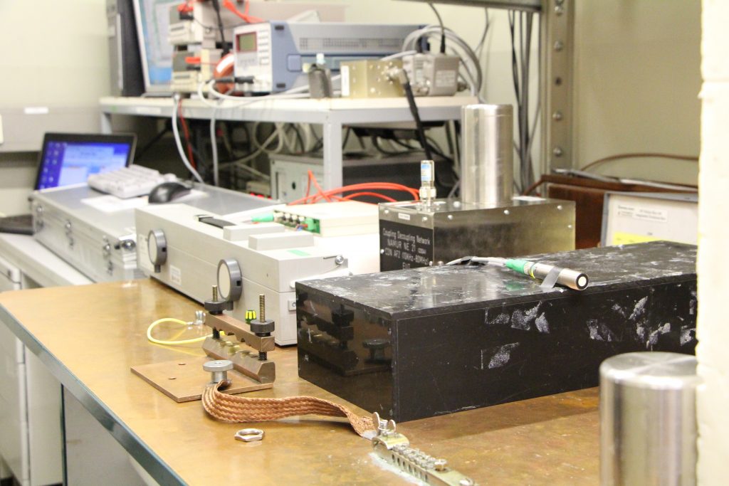 Ein Ultraschallsensor beim elektromagnetischen Test zur Störfestigkeit.