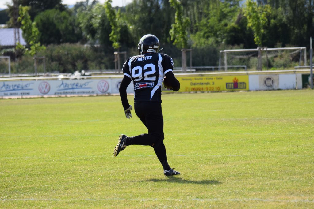 Philipp spielt American Football. Hier sieht man ihn auf dem Spielfeld von hinten. Er trägt die Nummer 92.