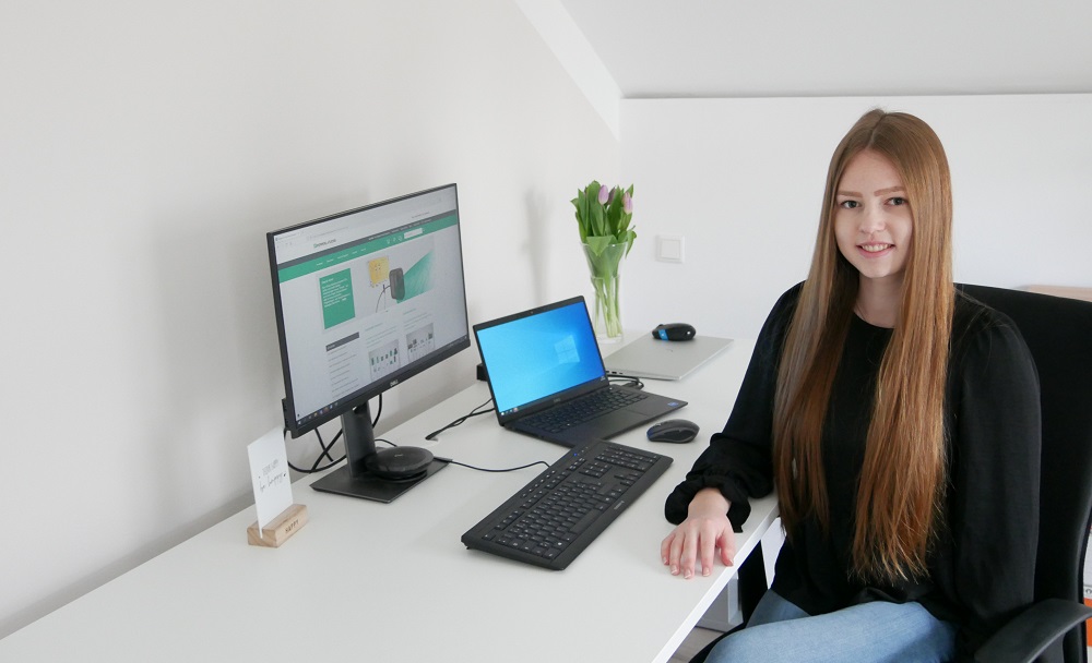 Annika, duale Studentin Digital Business Management bei Pepperl+Fuchs, an ihrem Home Office Arbeitsplatz