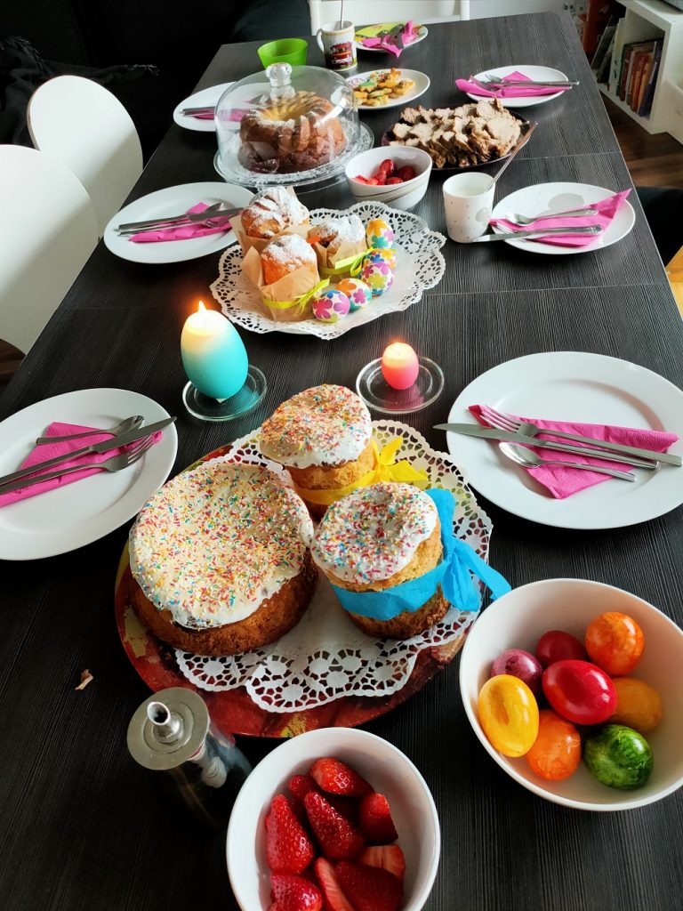 Der gedeckte Tisch für das Osterfest 2022.