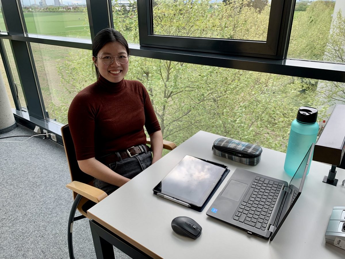Während der Praxixphase ihres Dualen Studiums Wirtschaftsingenieurwesen bei Pepperl+Fuchs arbeitet Yun Xia an ihrem Arbeitsplatzes im Unternehmen.