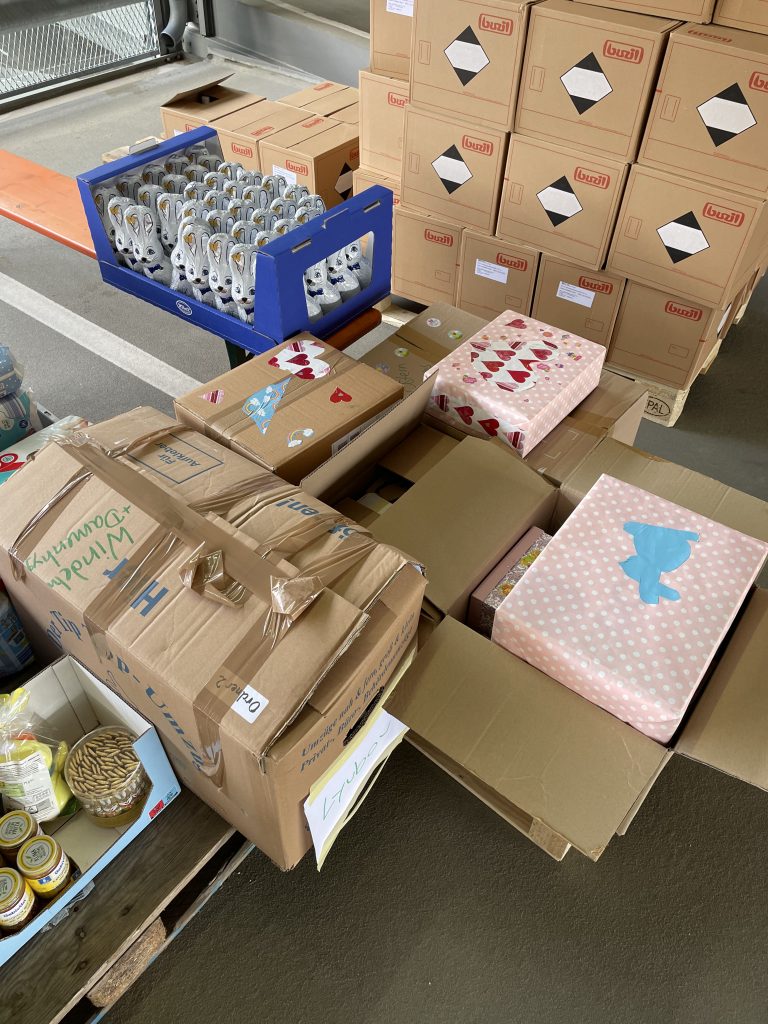 Die Organisation erreichte viele Hilfsgüter und Sachspenden. Zu sehen sind gepackte Kartons mit verschiedensten Spenden.