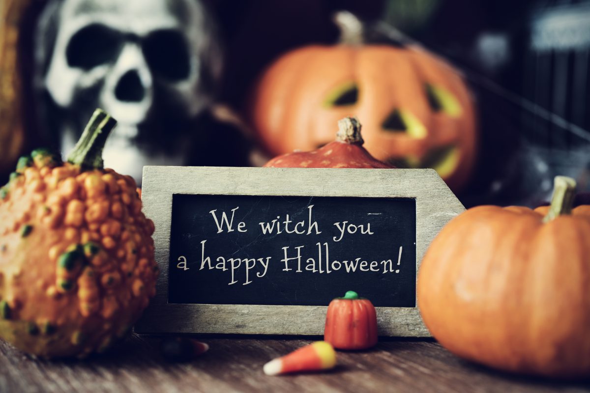 Pepperl+Fuchs wünscht Happy Halloween 2022! Ein Bord mit dem Text "We Witch You A Happy Halloween" ist zu sehen. Als Dekoration sind Kürbisse zu sehen