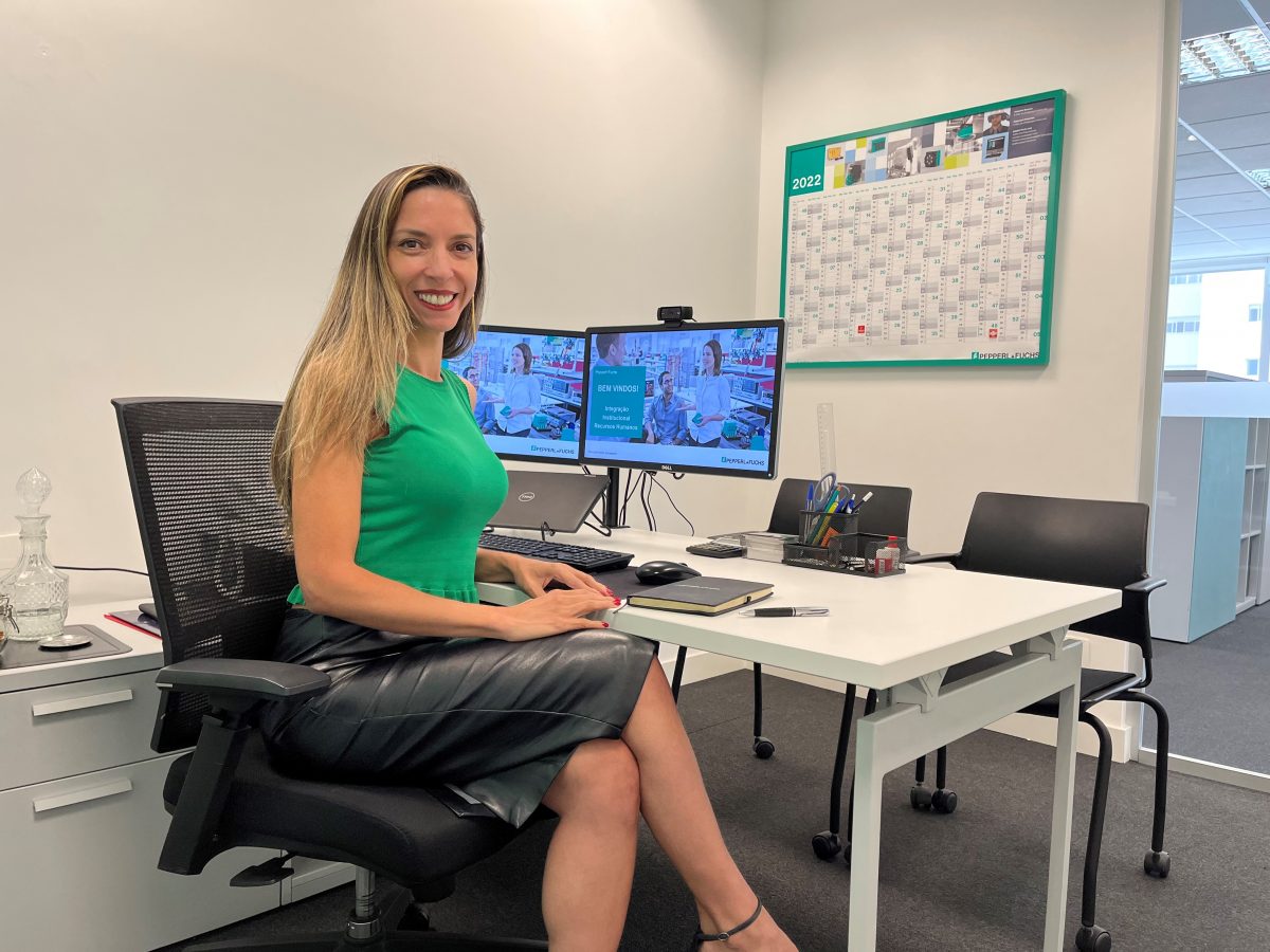 Carina ist Regional HR Director Latam und arbeitet bei Pepperl+Fuchs Brasilien. Hier sitzt sie in ihrem Büro an ihrem Schreibtisch.