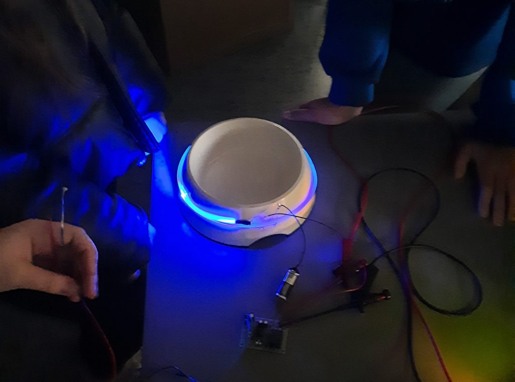 Erfinderwettbewerb Kreative Köpfe: ECOM Instruments unterstützte das Projekt "Leuchtnapf". Hier sieht man das Team in der Entwicklungsphase. Sie kümmern sich um die Beleuchtung des Hundenapfs.