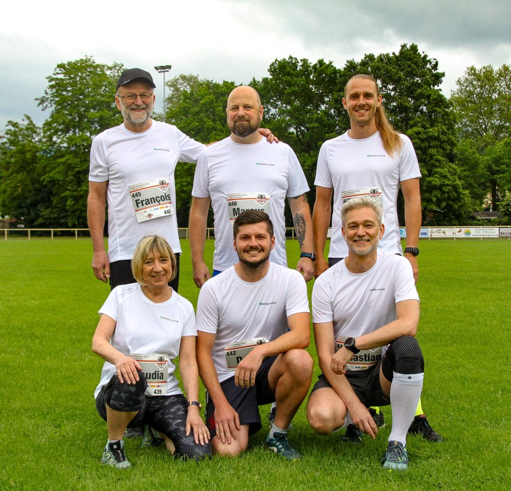 Die sechs Läufer*innen von Pepperl+Fuchs posieren für ein Teamfoto und sind bereit für den Firmenlauf. Drei stehen und drei knien vor ihnen.