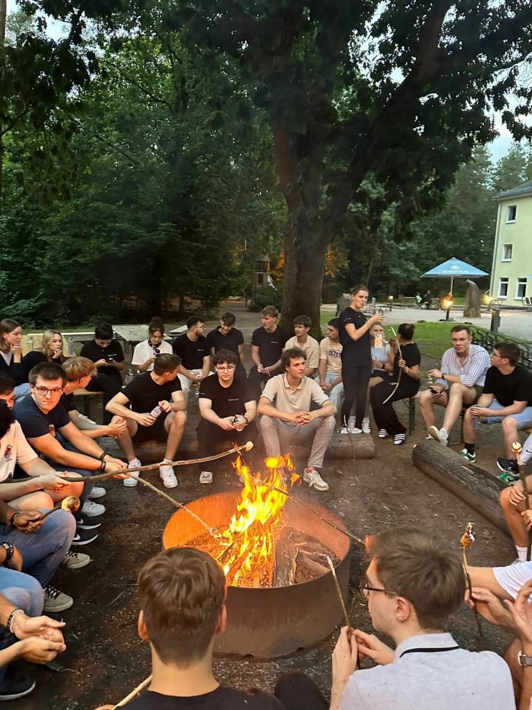 Bei Lagerfeuer und Stockbrot lassen alle gemeinsam den Abend ausklingen.