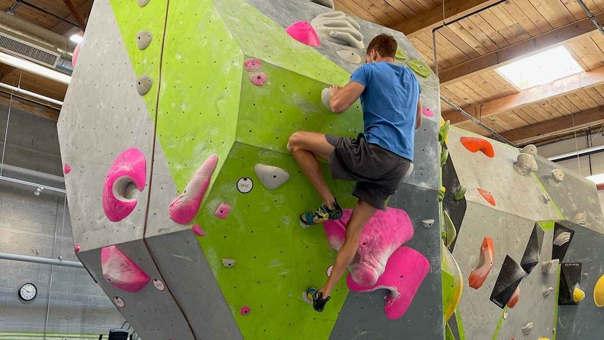 Alex in der Kletterhalle