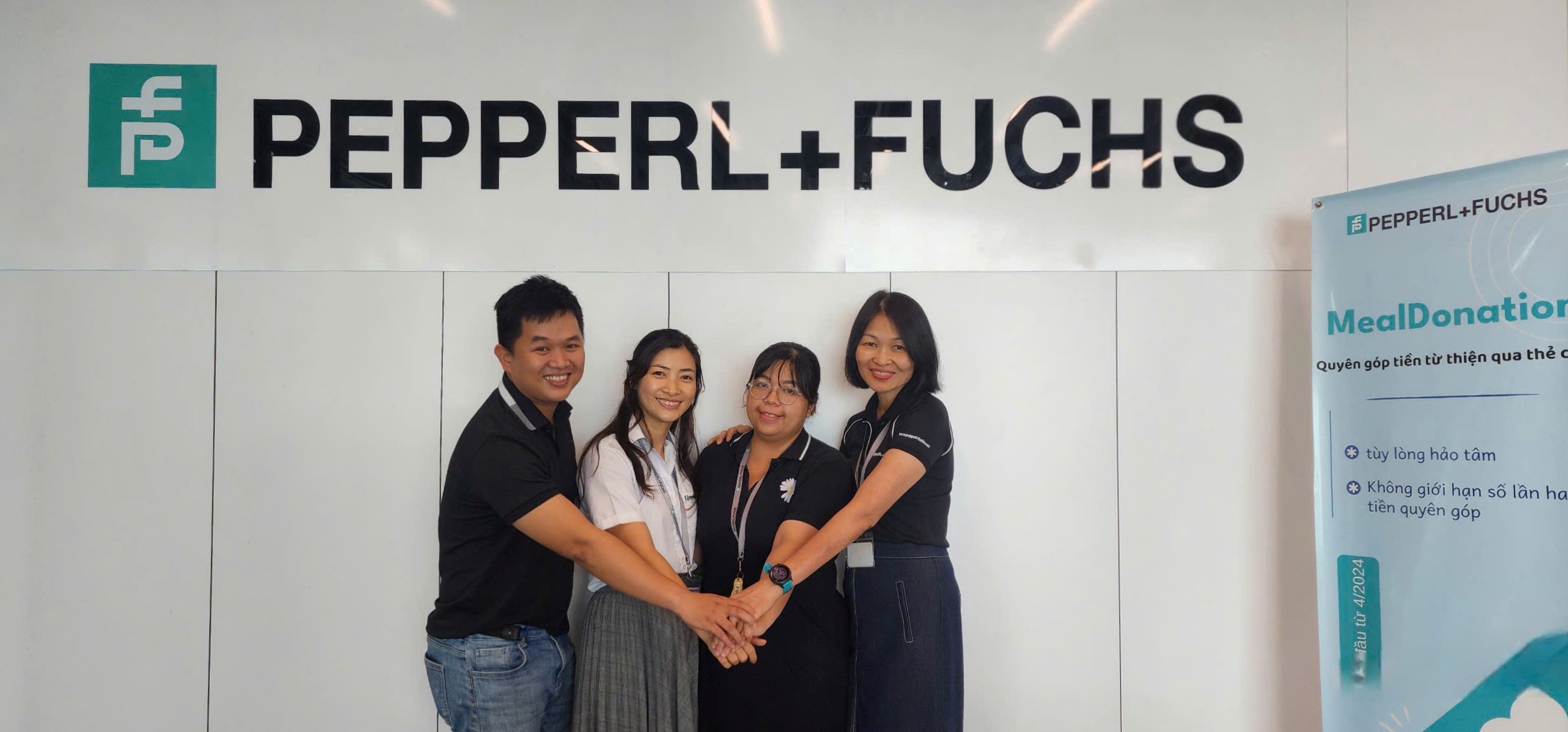 Gruppenfoto der vier Schlüsselpersonen des Social & Charity Committee von Pepperl+Fuchs Vietnam.