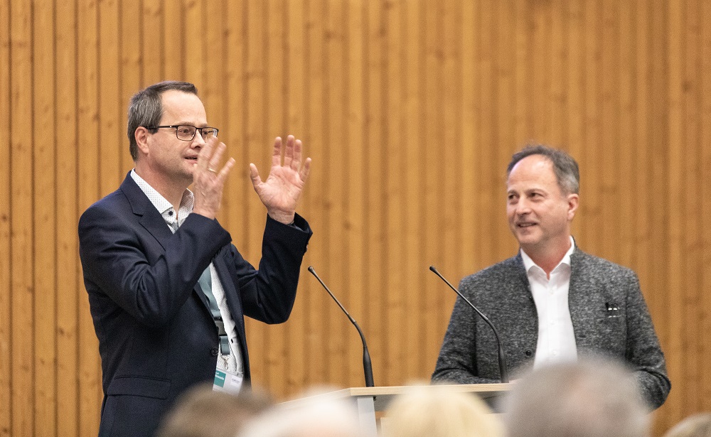 Herr Wessels, Managing Director ECOM Instruments GmbH, eröffnet gemeinsam mit dem Bürgermeister der Stadt Assamstadt die Auftaktveranstaltung des Wettbewerbs für Erfindende "Kreative Köpfe".