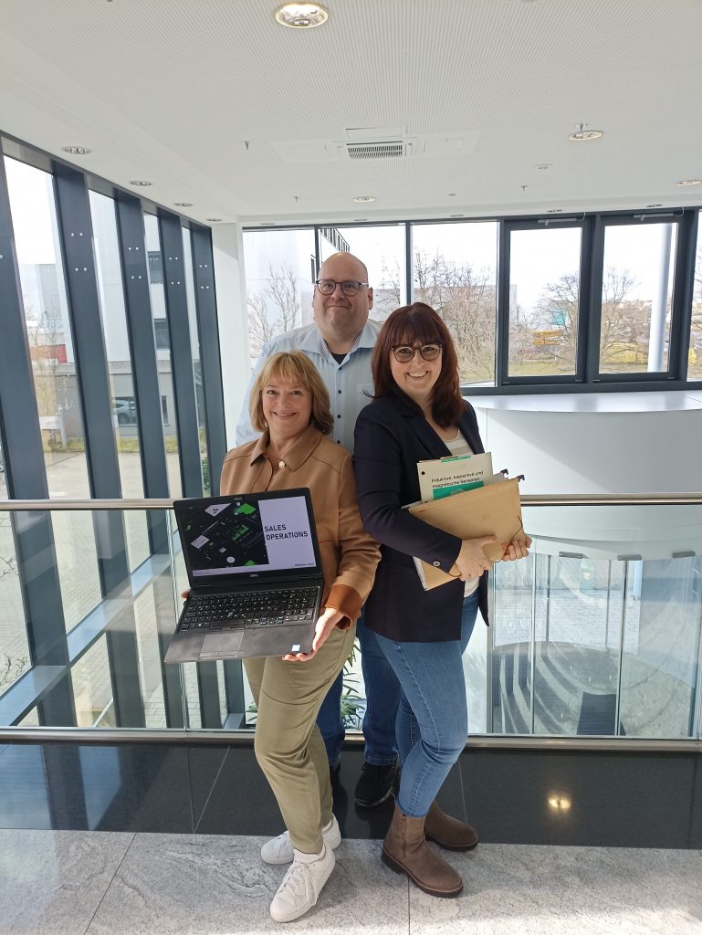 Kampagne zum Weltfrauentag 2025: Foto von Frank mit seinen beiden Kolleginnen Gaby und Angelika.