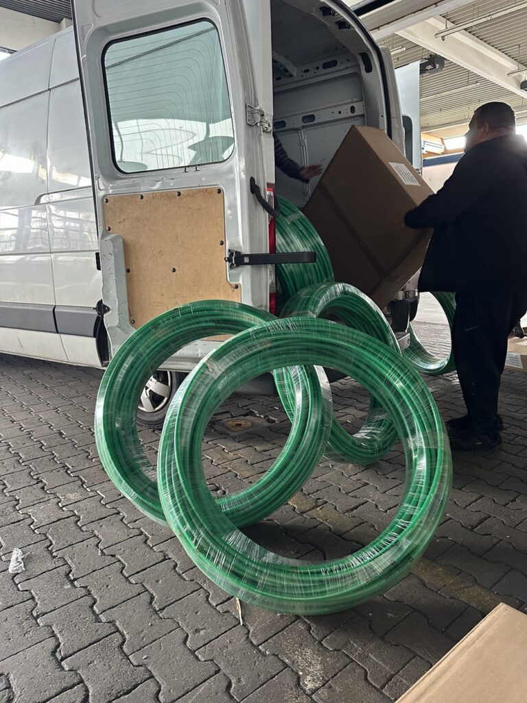 Spendenaktion bei Pepperl+Fuchs: Die Hula-Hoop-Reifen werden von einem Mann in einen weißen Transporter geladen.